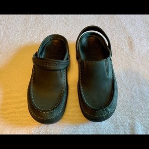 Crocs navy blue leather Men’s 7, Women’s 9